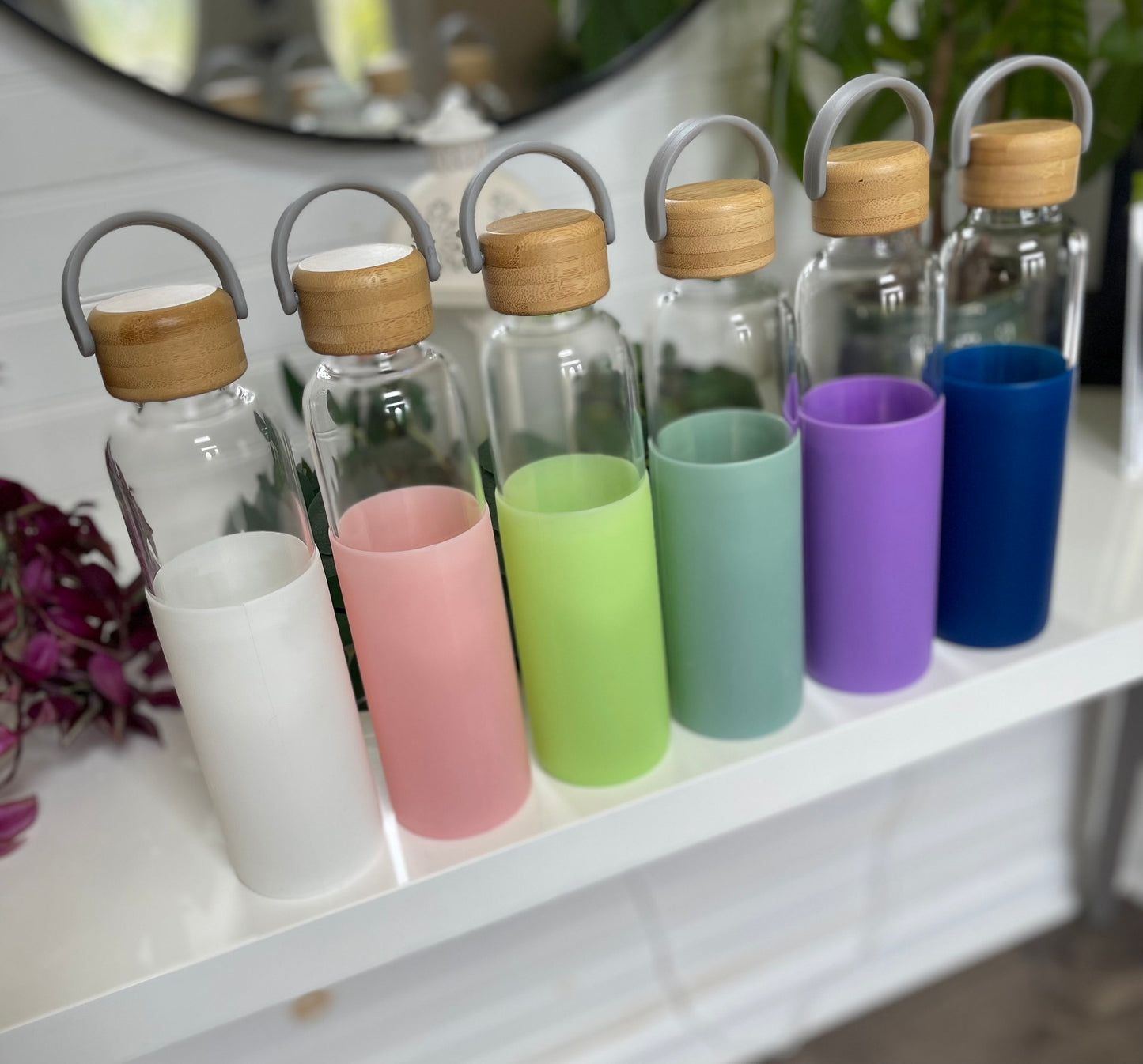 Treimasw BPA-free 22oz glass drinking bottle with bamboo lid and protective silicone sleeve / Glass Water Bottle