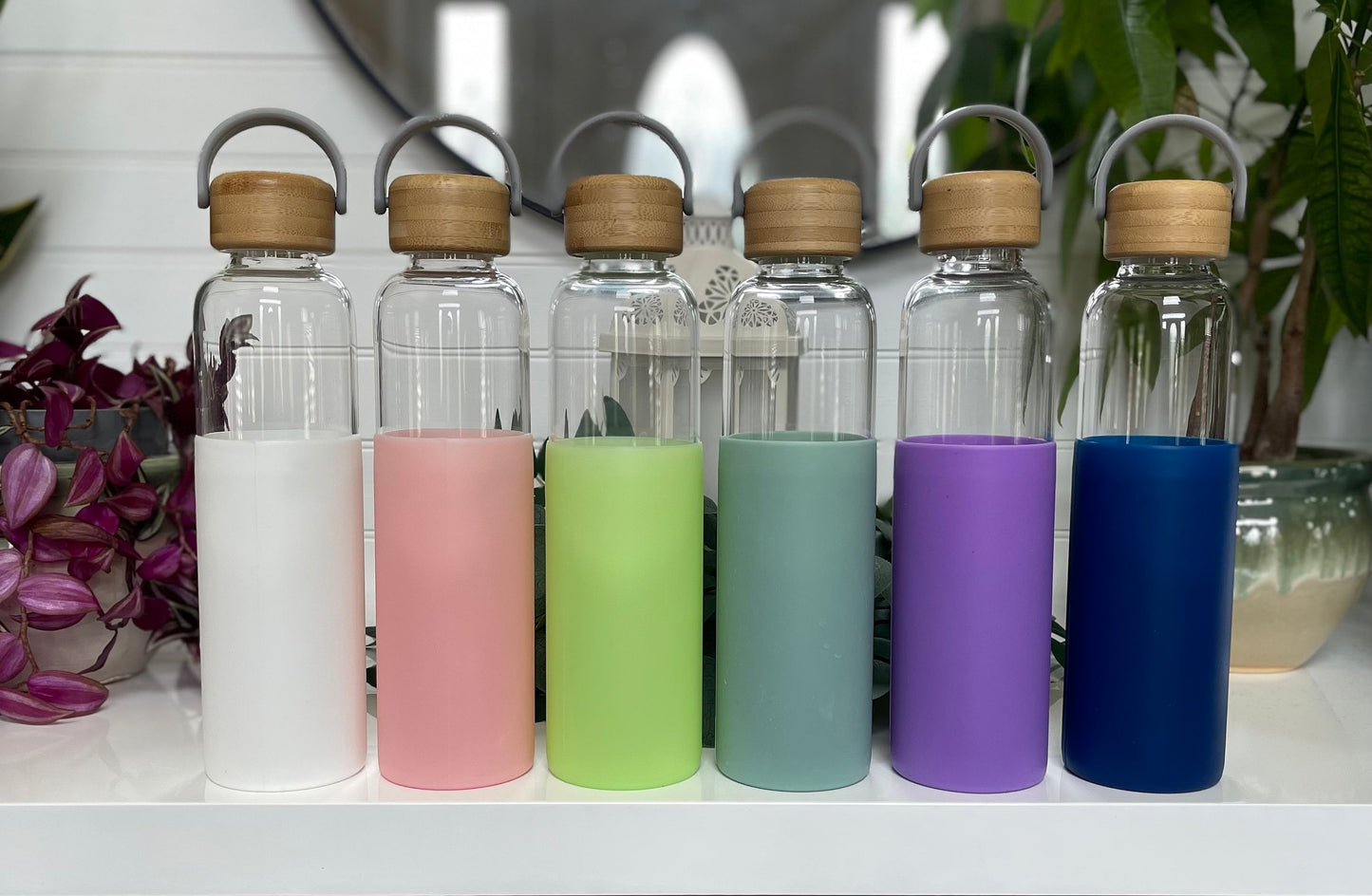 Treimasw BPA-free 22oz glass drinking bottle with bamboo lid and protective silicone sleeve / Glass Water Bottle